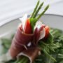 Легкая закуска из спаржи и пармской ветчины