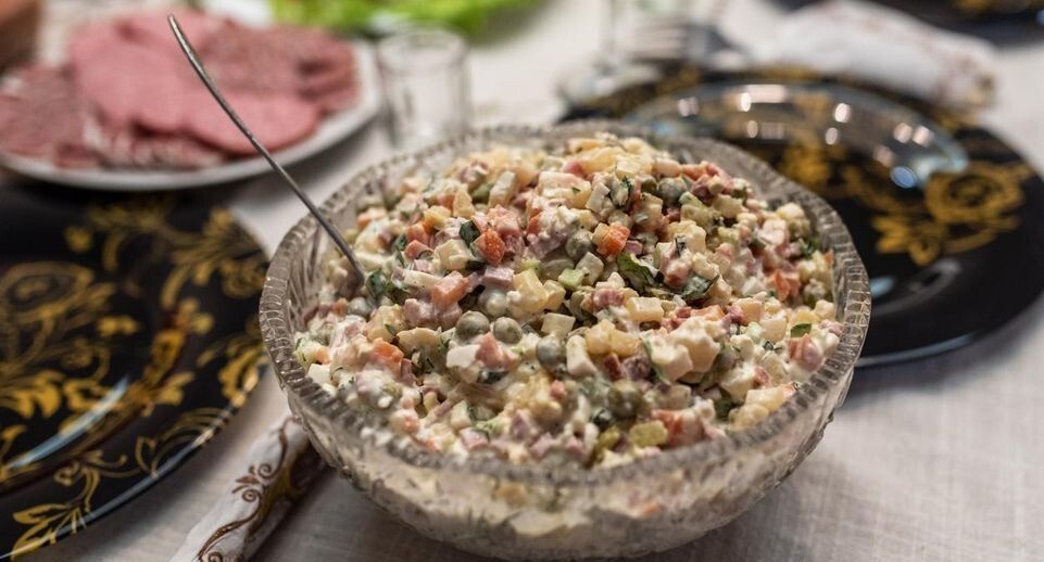 Шампанское и оливье: традиции на новогоднем столе остаются непревзойденными