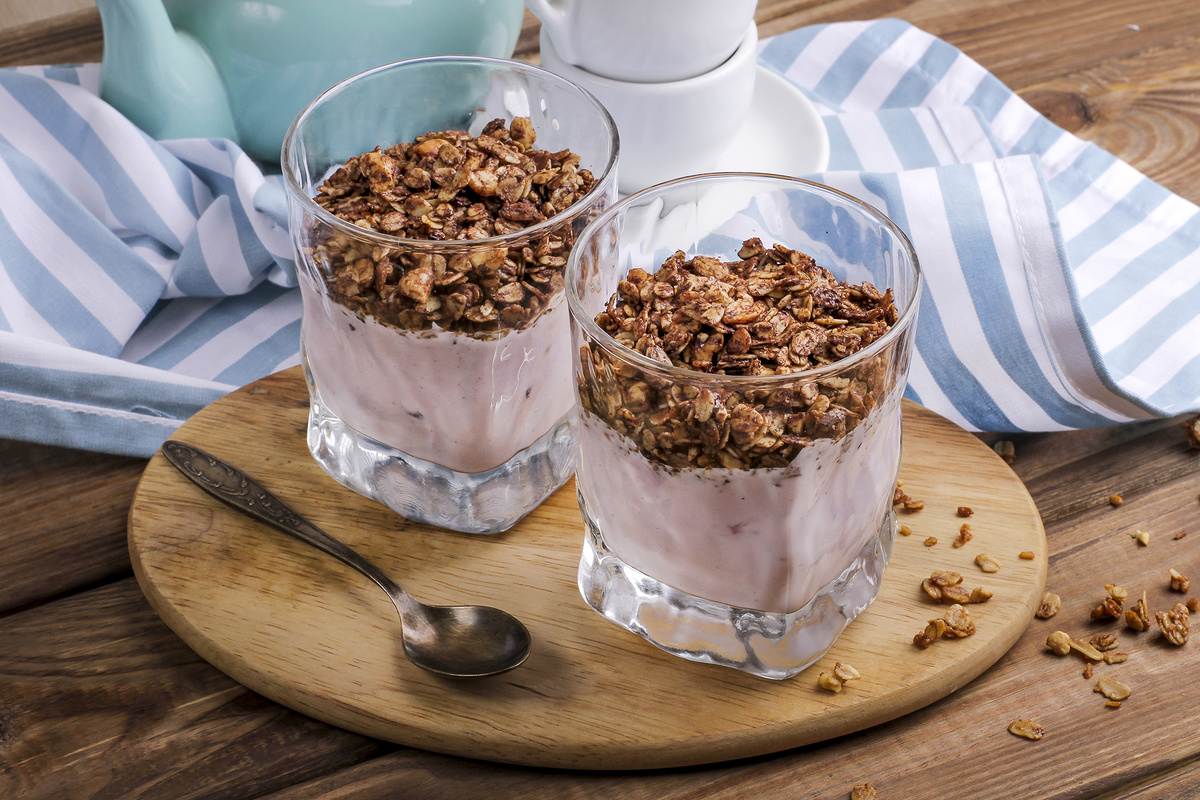 Как приготовить шоколадную гранолу с черникой и греческим йогуртом