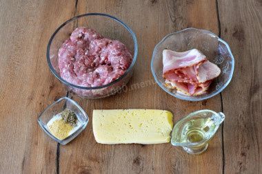 Как приготовить мясные котлеты с сыром и беконом: простой и вкусный рецепт
