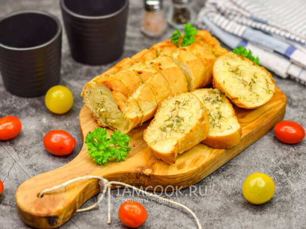 Нежный и хрустящий багет с чесночным маслом за 30 минут