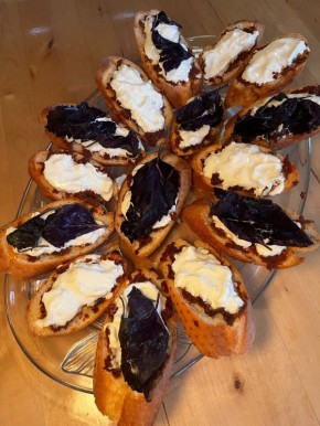 Брускетты с вялеными томатами и страчателлой: легкая закуска для вечера