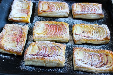Нежные слойки с яблоками и корицей