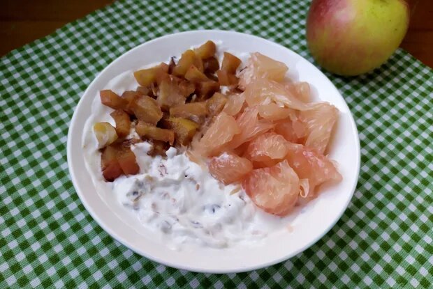 Превосходный десерт: йогурт с гранолой и фруктами, который стоит попробовать