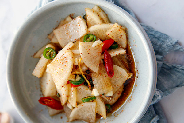 Как приготовить пикантный маринованный дайкон за считанные минуты