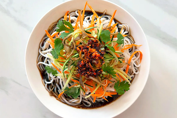 Юньнаньский холодный салат с рисовой лапшой: идеальное освежающее угощение