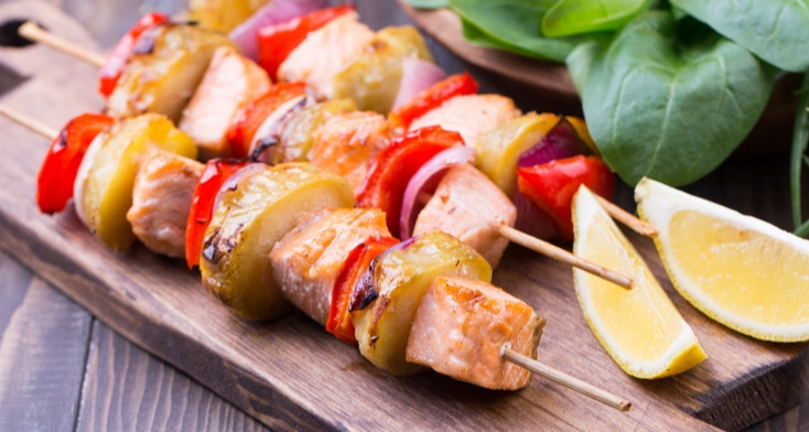 Шашлычки из красной рыбы: три рецепта для яркой закуски в духовке