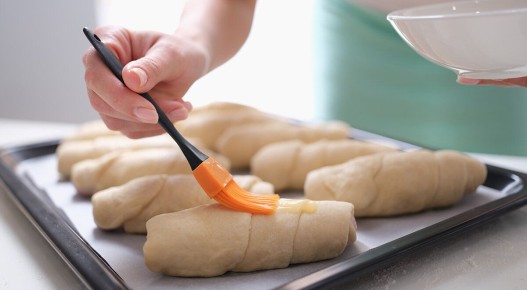 Как максимально эффективно использовать яйца для смазывания теста