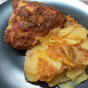 Нежные куриные бедрышки с картофелем в луковом маринаде