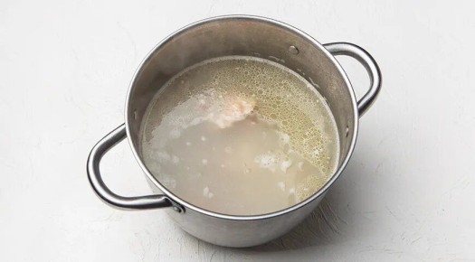 Уютный суп с копченой курицей и фасолью: рецепт для души