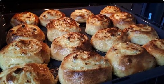 Ароматные булочки с яблоками: незаменимый десерт к чаю