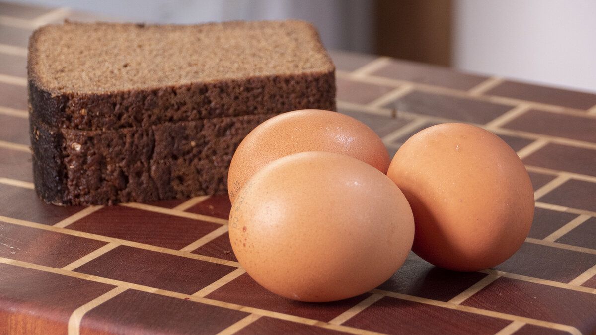 Необычный завтрак: яйца и хлеб в ресторанном исполнении