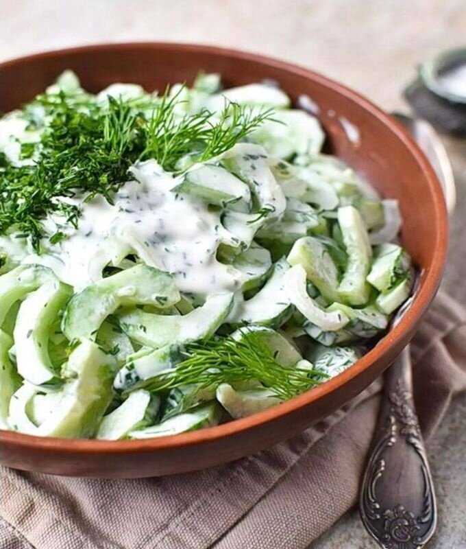 Нежный огуречный салат с луком: освежающий вкус весны
