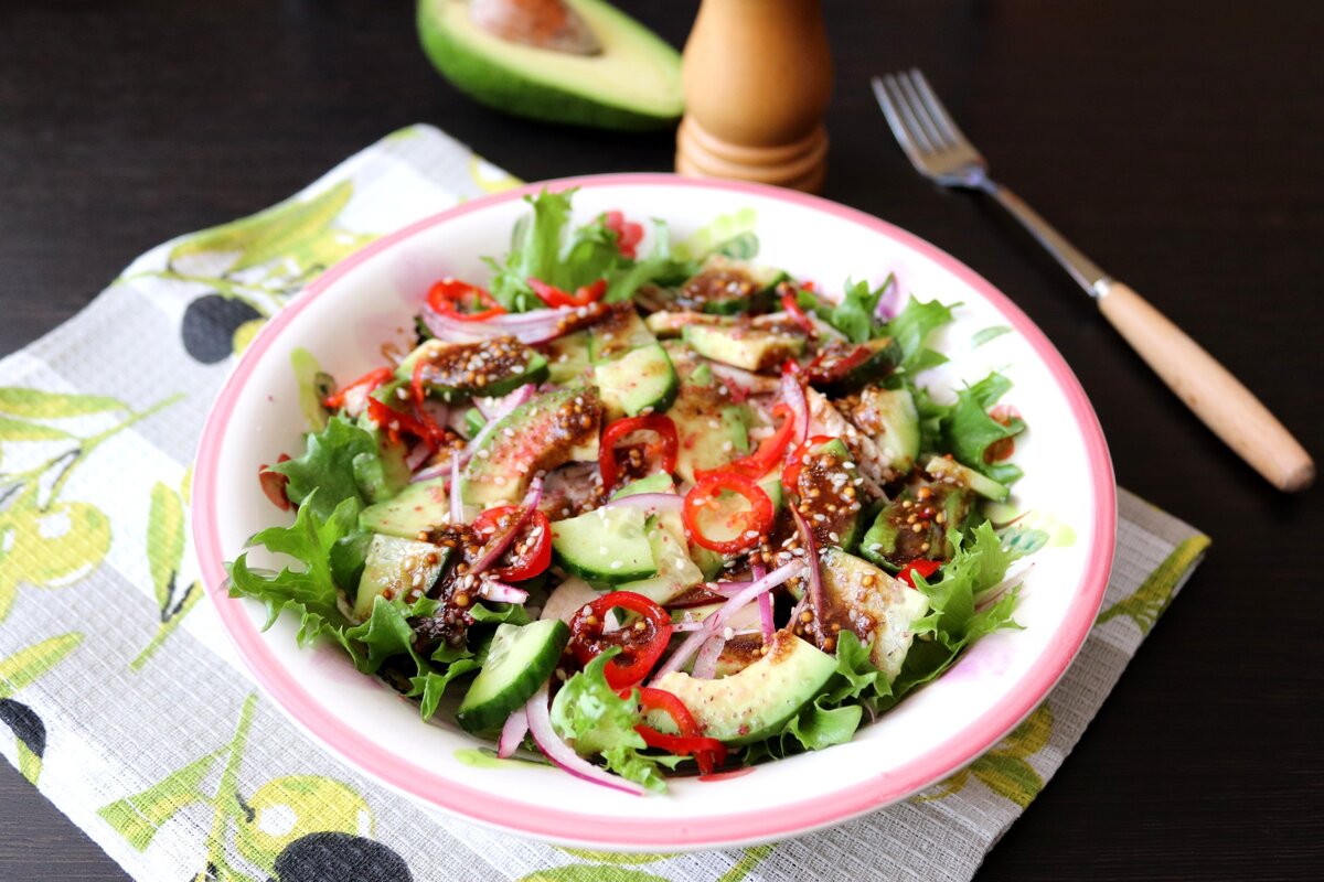 Зеленый салат с курицей: свежесть и вкус в каждом укусе