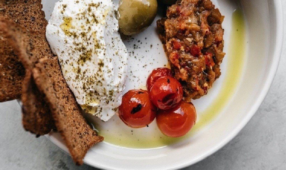 Вкус востока: Лабне с печеными томатами и хрустящими чипсами