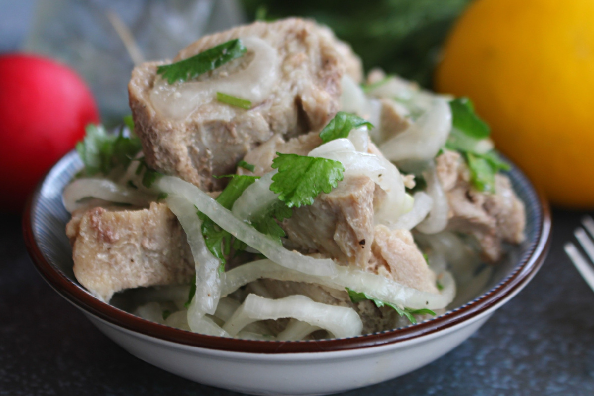 Непередаваемая пикантность: Закуска из вареной свинины с луком