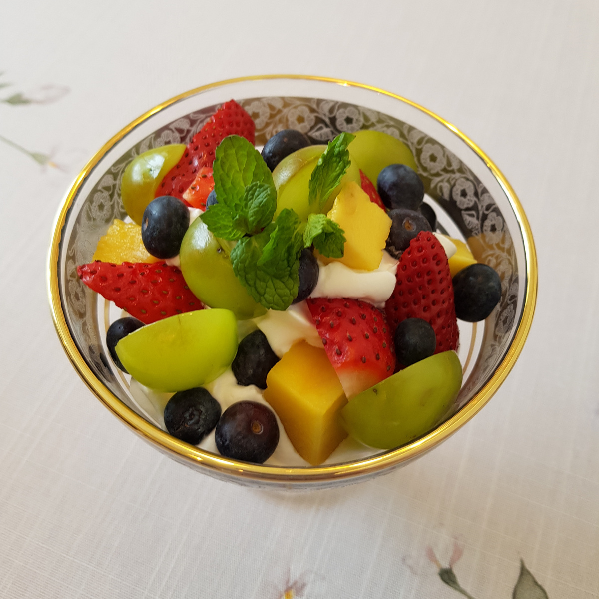 Восхитительный десерт с ягодами и манго: просто и быстро