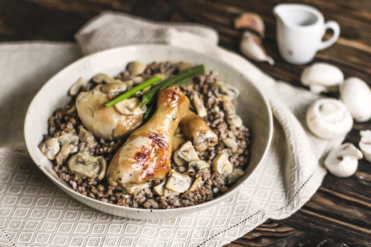 Куриные ножки «Сказки леса» с шампиньонами и гречневой кашей