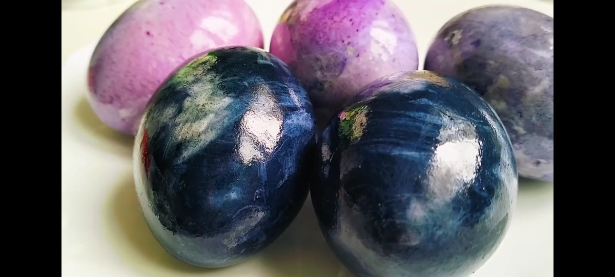 Яркие традиции: как покрасить пасхальные яйца с помощью каркадэ