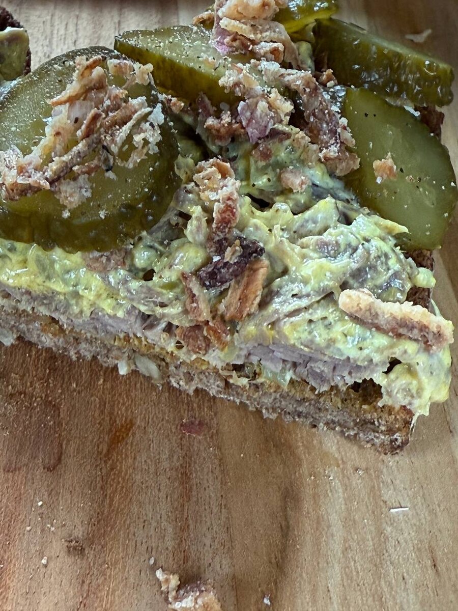 Кулинарные шедевры: мясо с домашним мазиком и брускетта со страчателлой