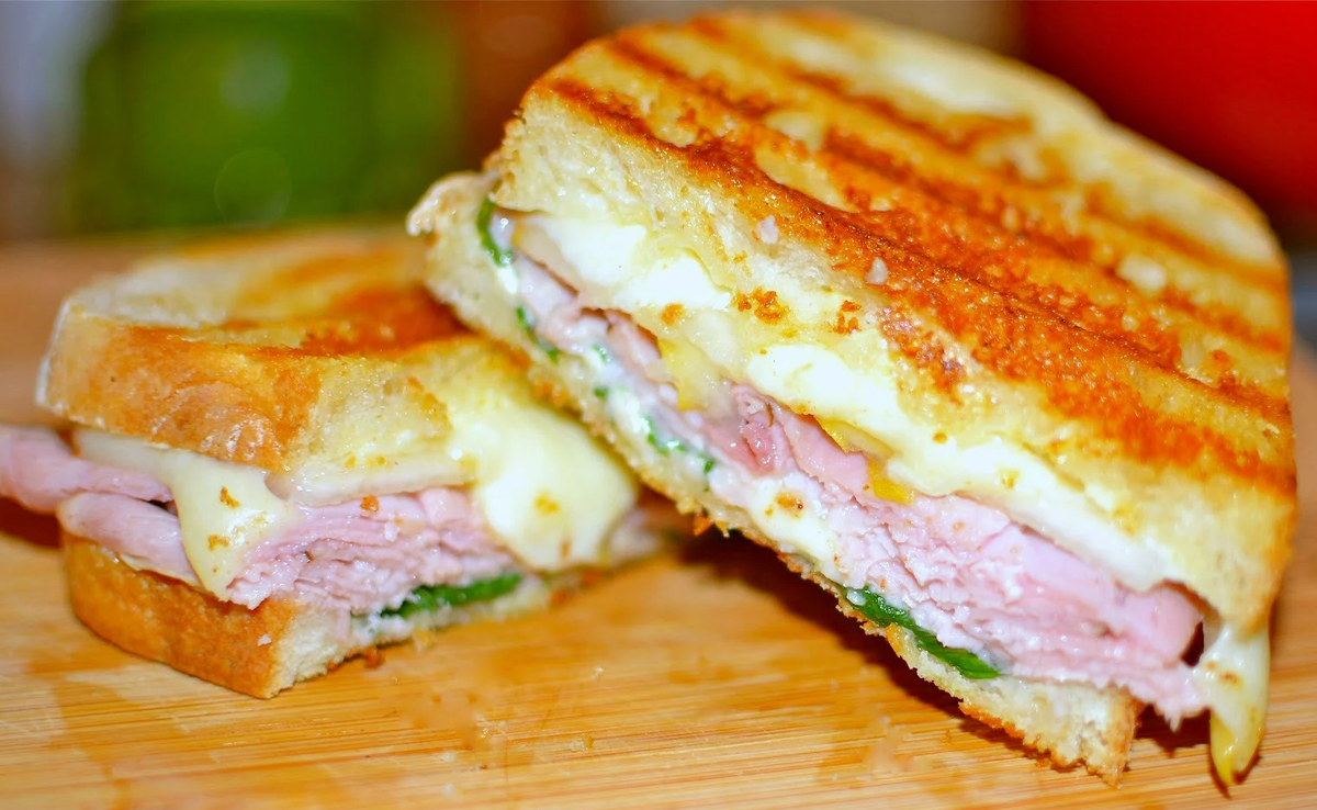 Горячие сэндвичи с ветчиной и сыром: уютный завтрак для всей семьи