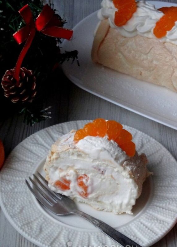 Нежный меренговый рулет с мандариновым акцентом