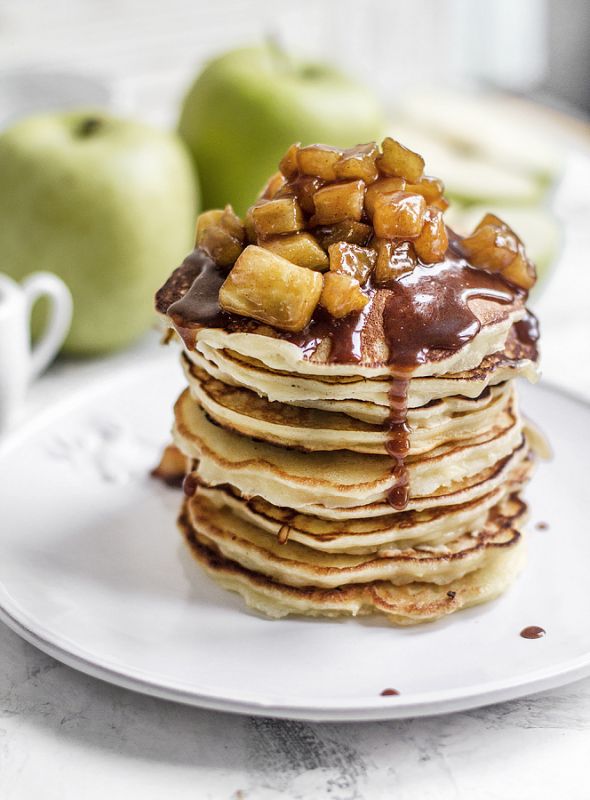 Яблочные оладьи с корицей и домашней карамелью: идеальный десерт