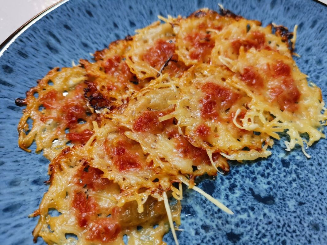 Острые чипсы из козьего сыра