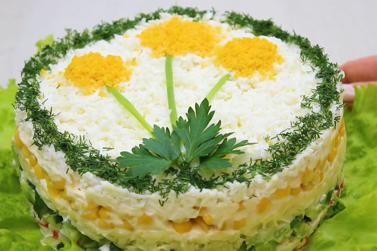 Весенний крабовый салат «Одуванчик»: легкий и яркий рецепт для вашего стола