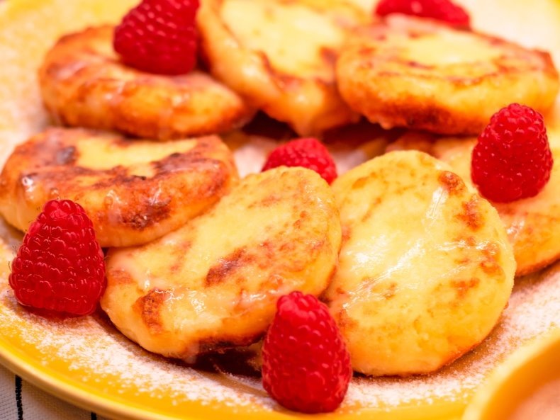 Нежные сырники со сгущенкой и ягодами: идеальный завтрак
