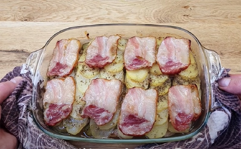 Секрет сочного мяса в духовке: лук и маринованные огурцы