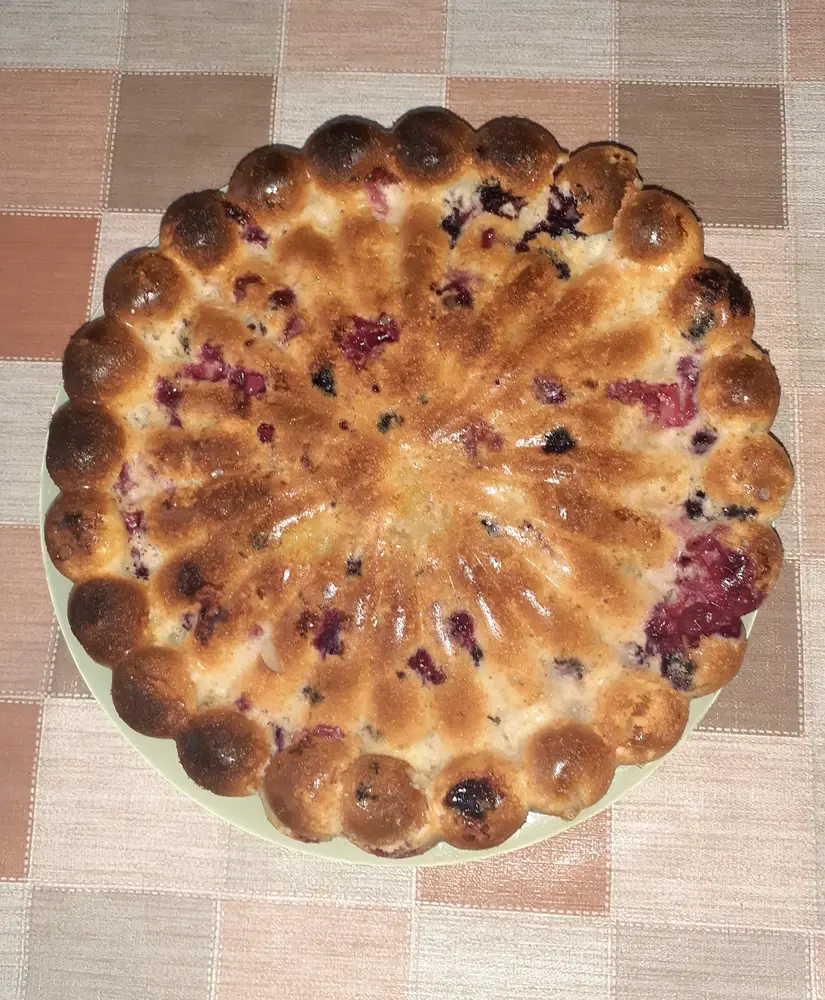 Быстрый бисквитный пирог с вареньем для уютного чаепития