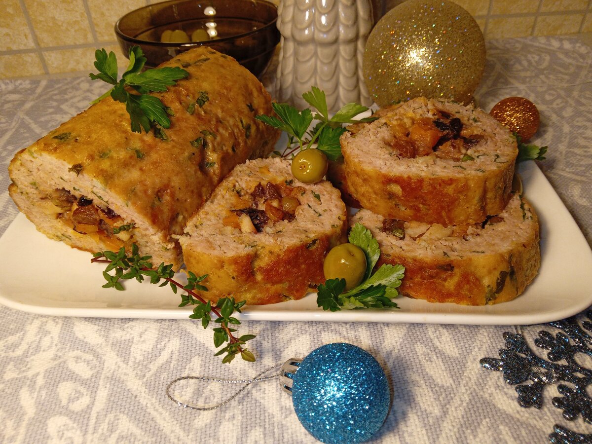 Рулет из индейки с сухофруктами: как добавить сочности и аромата