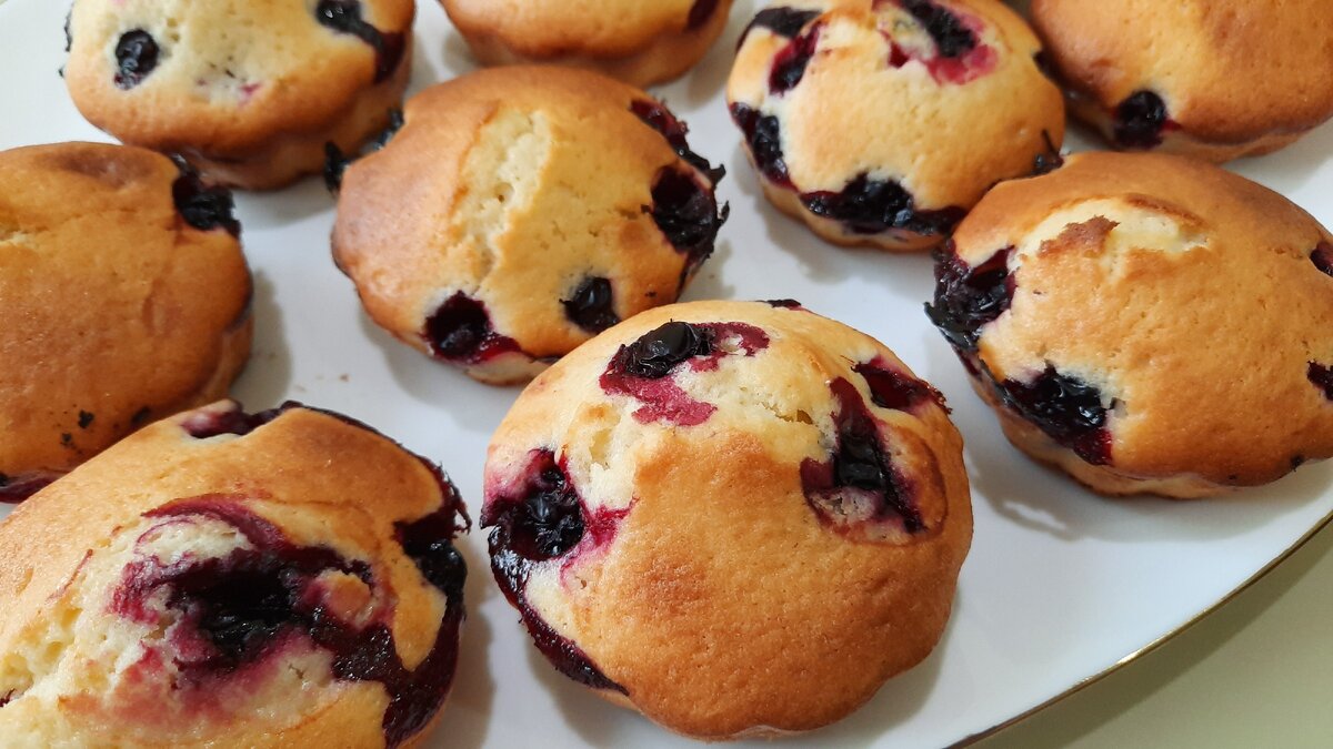 Нежные ягодные кексы: простой рецепт для всех