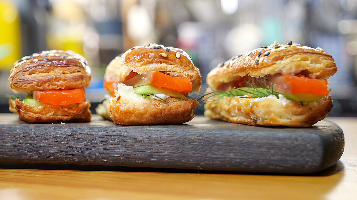 Праздник для гурманов: бутеры из слоеного теста с красной рыбой