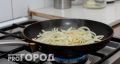 Секреты жарки лука: Как щепотка соды меняет вкус
