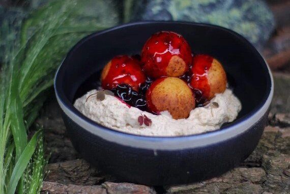 Сладкое наслаждение: пончики с черной смородиной и сгущенкой