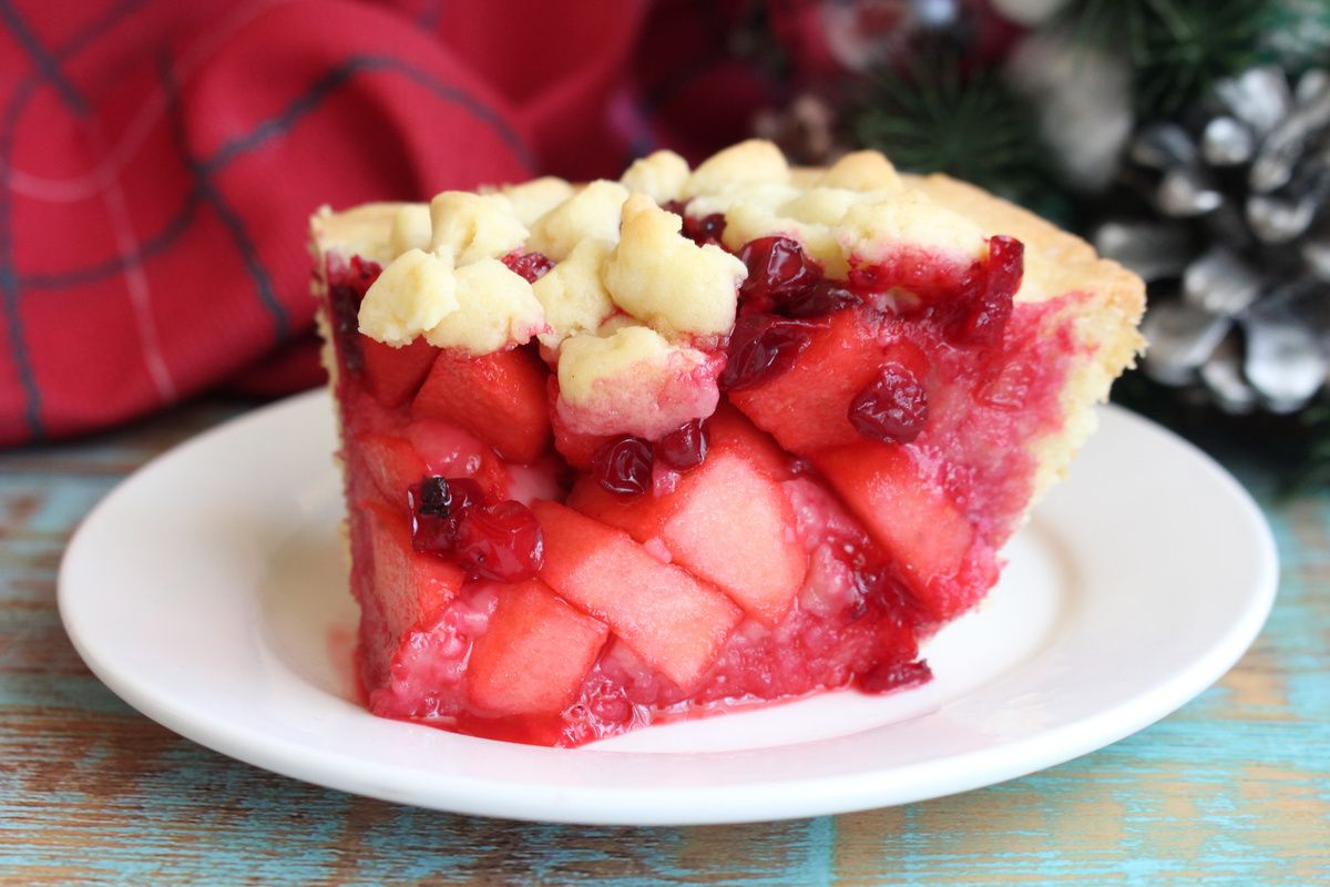 Нежный открытый пирог с яблоками и брусникой