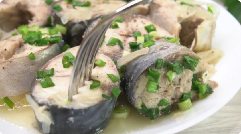 Скумбрия на луковой подушке: простой и быстрый рецепт для идеального ужина