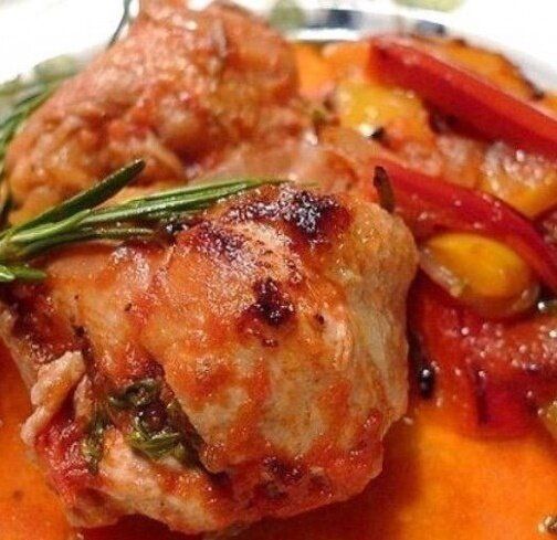 Нежное куриное филе с яркими овощами: простой рецепт