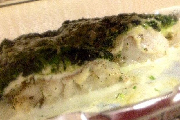 Запеченная белая рыба с шпинатом: простой и вкусный рецепт