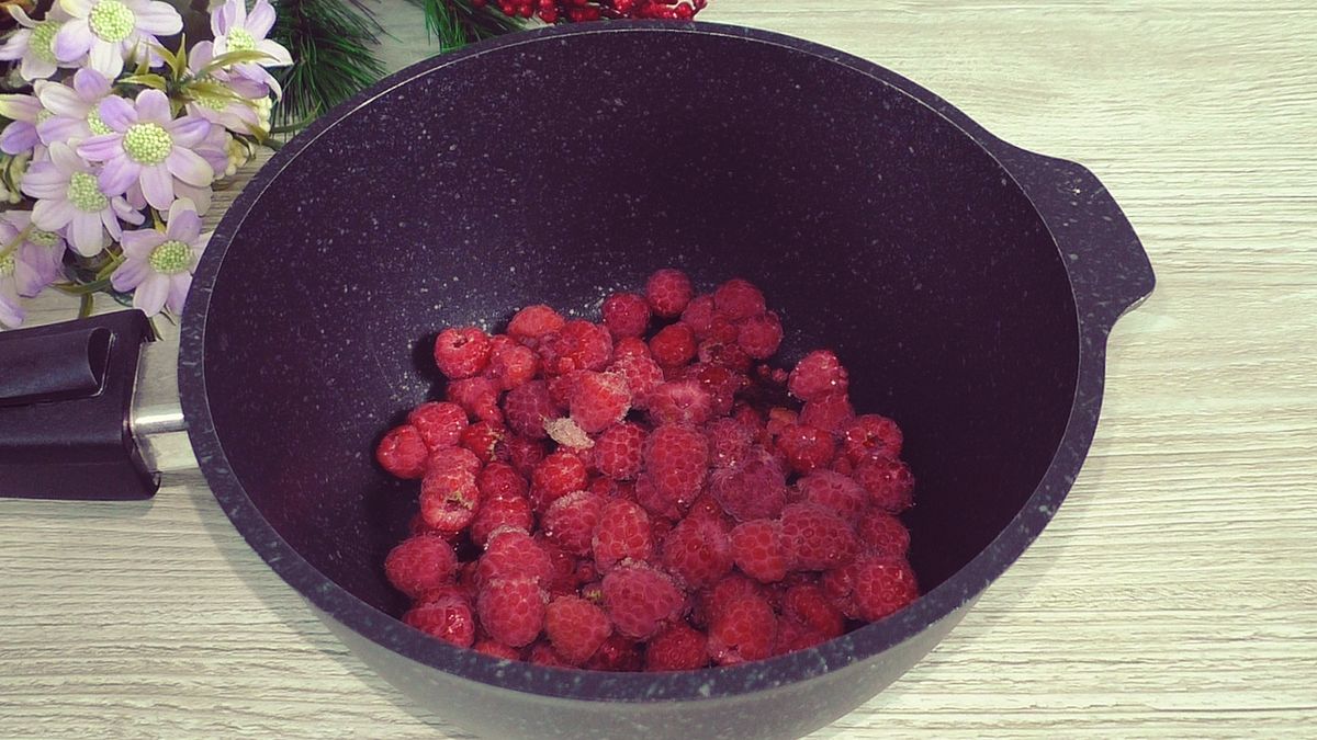 Как приготовить веселый ленивый блин с ягодной начинкой