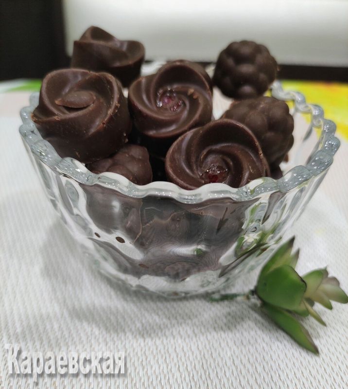 Шоколадные кето-конфеты с ягодами: простой рецепт для сладкоежек