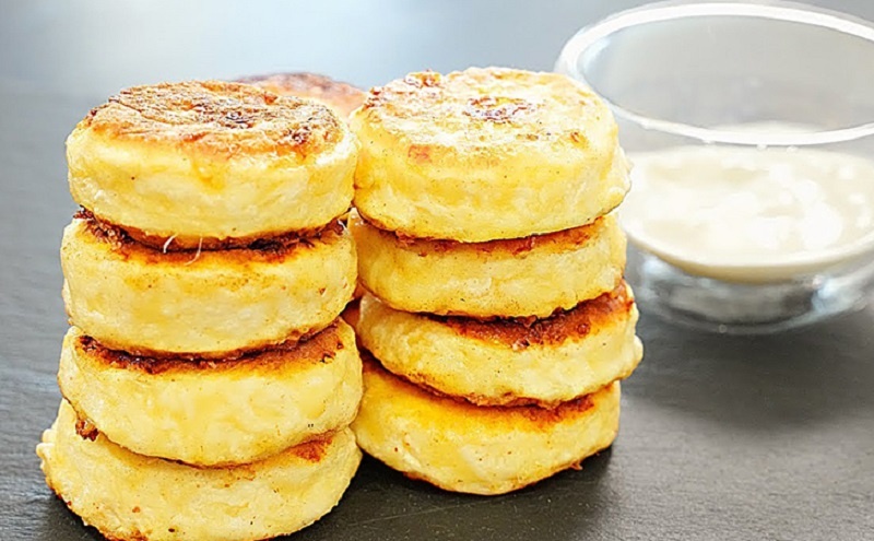 Сырники по-новому: удивите утро солеными творожными лепешками