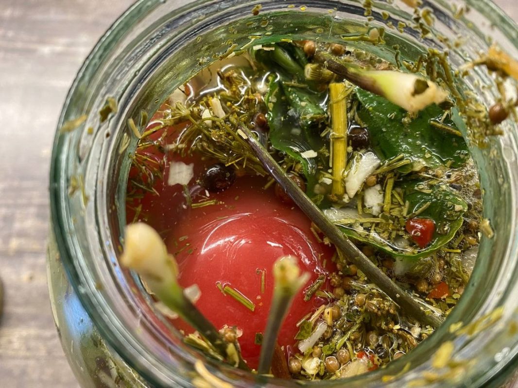 Быстрые заквашенные помидоры: вкус бабушкиного рецепта за три дня