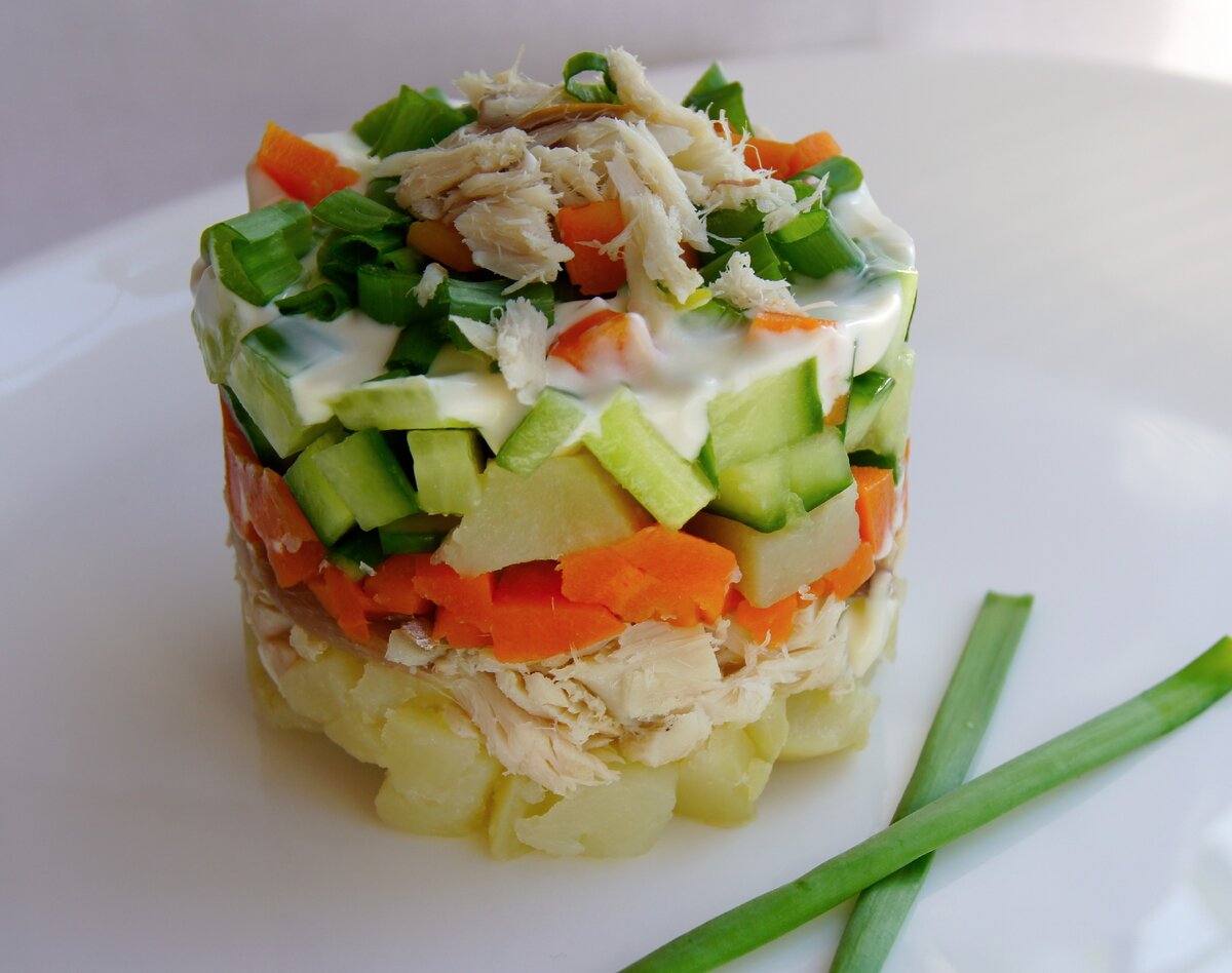 Оригинальный салат со скумбрией: идеальное блюдо для праздничного стола