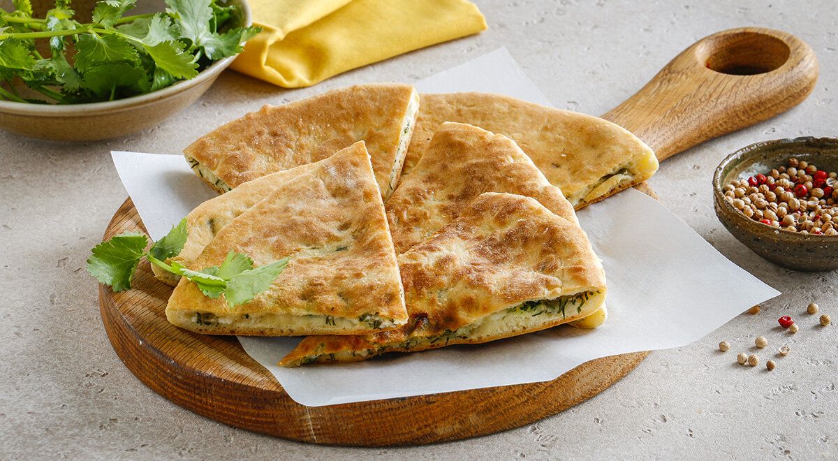 Приготовьте хачапури с сыром и зеленью на сковороде: просто и вкусно