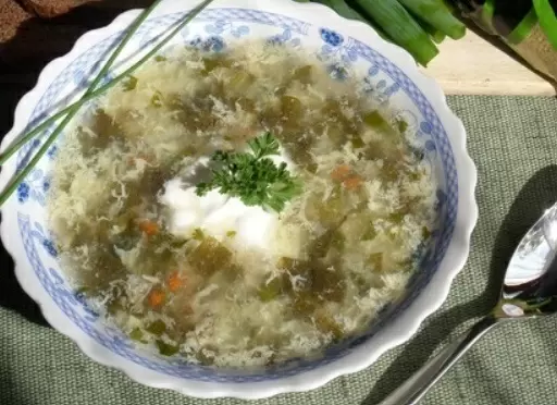 Суп с щавелем, яйцом и кускусом — идеальный вариант для быстрых обедов