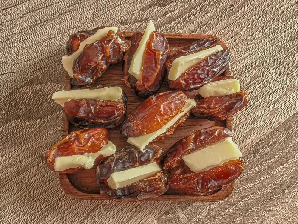 Сладкое и соленое: почему финики с маслом стали хитовым перекусом сезона