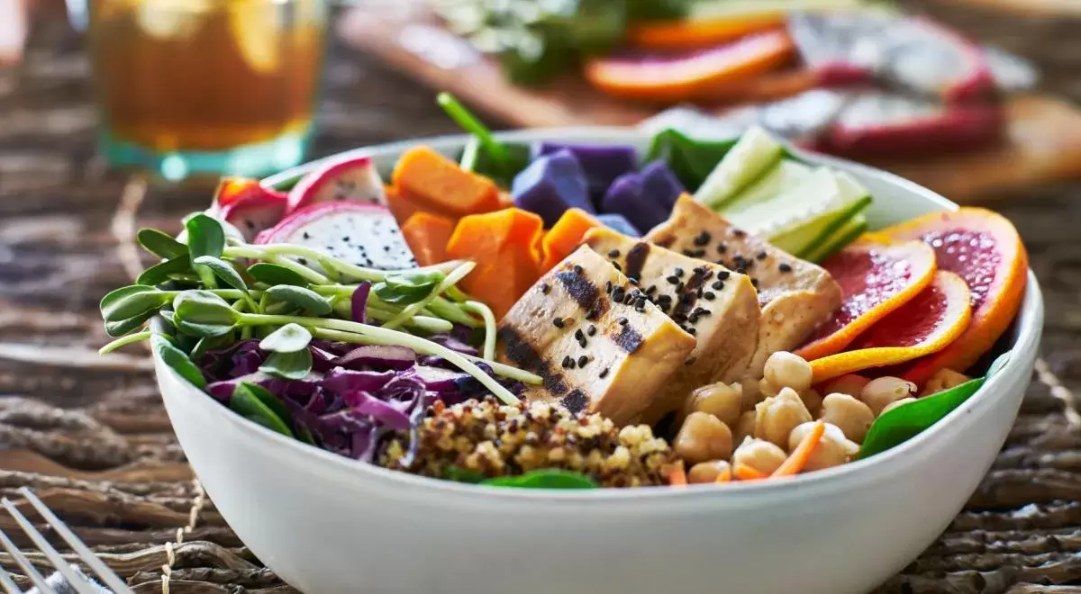 Овощной смузи-боул с маком и орехами